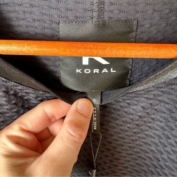 NWT Koral - Sofia Mesh Pullover In Black Sz
S Koral Sofia Netz Pullover - Picture 8 of 9